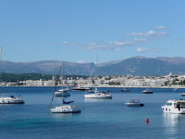 Private Transfer: Aix En Provence to Juan Les Pins